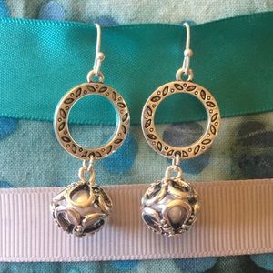 EUC. Premier Designs Jewelry earrings with pearls